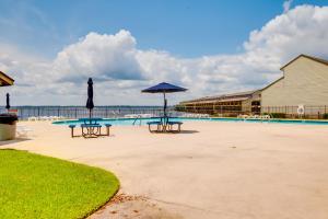 Bazén v ubytování Lake Conroe Condo Balcony, Views and Pool Access! nebo v jeho okolí