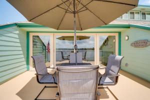 Patio nebo venkovní prostory v ubytování Lake Conroe Condo Balcony, Views and Pool Access!