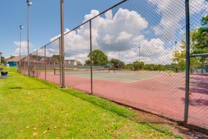 Tenis a/nebo squash v ubytování Lake Conroe Condo Balcony, Views and Pool Access! nebo okolí