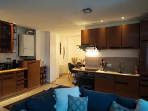 a living room with a couch and a kitchen at Ferienwohnung im Harz 1 in Goslar