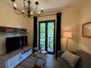 Телевизор и/или развлекательный центр в OstseeVilla Seebad Ahlbeck Ferienwohnungen