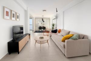 Μια τηλεόραση ή/και κέντρο ψυχαγωγίας στο Amazing Two Bedroom Apartment
