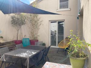 a patio with a table and chairs and plants at La Maison Siméon in Amboise