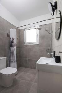 Ένα μπάνιο στο Amazing Two Bedroom Apartment