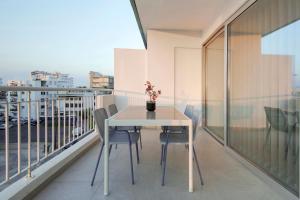 Μπαλκόνι ή βεράντα στο Amazing Two Bedroom Apartment