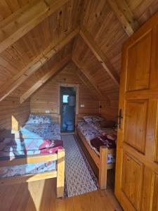 Rúm í herbergi á Konaci Očeva Zemlja Vikendica i Bungalovi