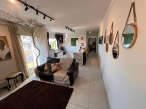 a living room with a couch and a table at Flat Bambu - Centro - Vista Maravilhosa com Garagem e Elevador in Poços de Caldas