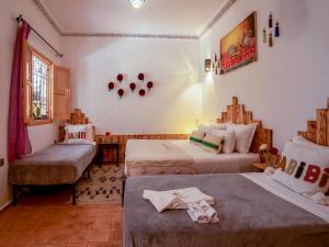 Postel nebo postele na pokoji v ubytování Riad dar ennakhla