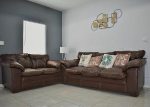 Χώρος καθιστικού στο Weslaco Apt C 1