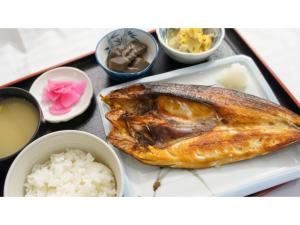 Un plato de comida con pavo y arroz. en Takatsuki W&M Hotel - Vacation STAY 02654v, en Takatsuki