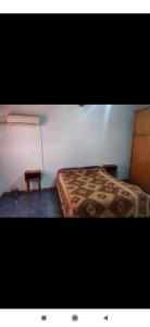 a small bedroom with a bed and a table at Depto mina clavero Córdoba zona residencial in Mina Clavero