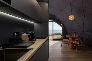 een kamer met een keuken met een fornuis en een tafel bij SIRKA SPACE Hotel in Tsetula