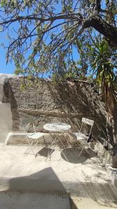 a table and two chairs sitting under a tree at Studio Proche Plage du Prophète in Marseille
