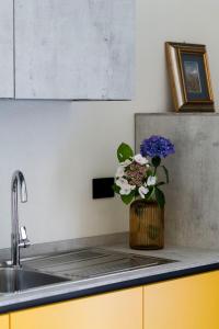 a vase of flowers sitting on a kitchen counter at Appartamento Lìelà in Millesimo