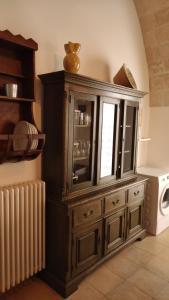 een grote houten kast met een raam in een keuken bij Casa Vacanze Le Ceramiche in Grottaglie