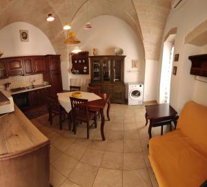 een keuken met een tafel en stoelen in een kamer bij Casa Vacanze Le Ceramiche in Grottaglie