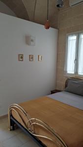 een slaapkamer met een bed in een kamer bij Casa Vacanze Le Ceramiche in Grottaglie