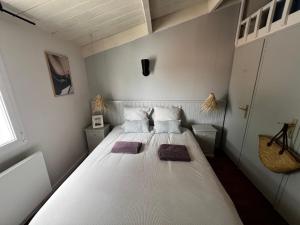 Giường trong phòng chung tại Maison 3 chambres, terrasse et piscine +27 ảnh
