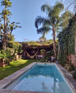 ein Swimmingpool im Hof eines Hauses in der Unterkunft Casa San Isidro pileta jardín parrilla a metros del río in San Isidro