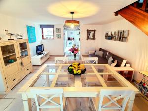 a living room with a table with a bowl of fruit on it at La Cabane d'Aselia - petite Maison de Pêcheur in Le Portel