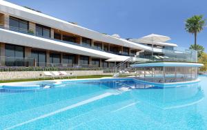 a large swimming pool in front of a building at 22 Aura-Piscina 3 Vistas al mar in Gran Alacant