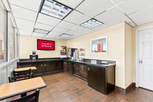 Dapur atau dapur kecil di Red Roof Inn Berea