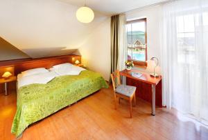 Letto o letti in una camera di Hotel Bešeňová