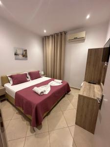 Postel nebo postele na pokoji v ubytování Deni's Hotel