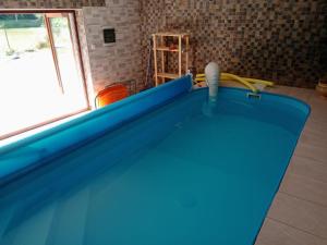 Kolam renang di atau dekat dengan Cosy house for relaxing and sightseeing