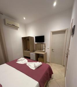 Postel nebo postele na pokoji v ubytování Deni's Hotel