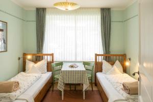 comedor con 2 camas y mesa en Insulanerhaus Langeoog Vörn, en Langeoog