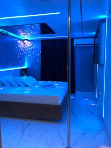 a bed in a room with blue lights at Desirée Aeroporto Congonhas 2 in Sao Paulo
