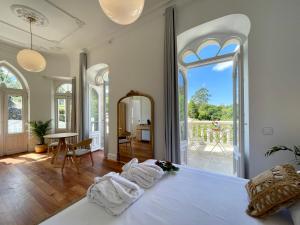 una camera da letto con un letto con asciugamani bianchi sopra di Villa Boutique 1880, Escapada Romántica con Spa Privado Exterior, Privacidad y Servicio Personalizado a San Salvador