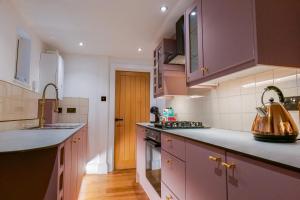 Nhà bếp/bếp nhỏ tại Hyacinth Apartments - Central Luxury Brighton +15 ảnh