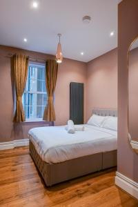 Giường trong phòng chung tại Hyacinth Apartments - Central Luxury Brighton