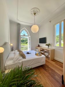 una camera da letto con un letto, una scrivania e una finestra di Villa Boutique 1880, Escapada Romántica con Spa Privado Exterior, Privacidad y Servicio Personalizado a San Salvador