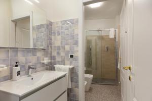 a bathroom with a sink and a shower at Casa del Corso in Novi Ligure