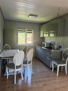 KrivorovnyaにあるКарпатіяの白い椅子とテーブル、カウンター付きのキッチン +37枚の写真