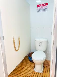 e bagno con servizi igienici su pavimento in legno. di Arteco Camp a Baía Formosa