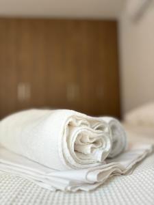 Ένα ή περισσότερα κρεβάτια σε δωμάτιο στο Luca Apts Napa