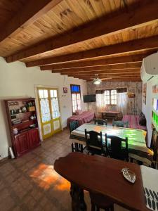 un soggiorno con tavolo e sedie e una sala da pranzo di cabañas Las cholitas a San Luis Altre 5 foto