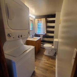 Un baño blanco con lavabo e inodoro. en Lincoln Logs, en Gettysburg 17 fotos más