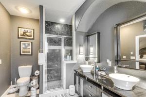 Ένα μπάνιο στο 14 Mi to Jekyll Island Luxe Brunswick Home +16 φωτογραφίες