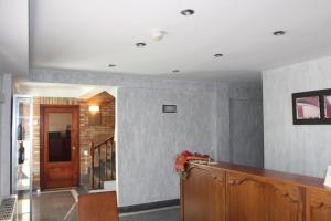 - un salon avec un comptoir et un escalier dans l'établissement Aparthotel Tres Caminos, à El Grado