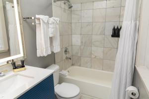 Ένα μπάνιο στο Inn on Ursulines, a French Quarter Guest Houses Property