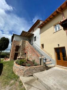 a house with a stone stairway in front of it at Montevenere 83 in Chiusi