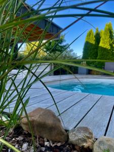 Bazén v ubytování B&B Les Épis nebo v jeho okolí