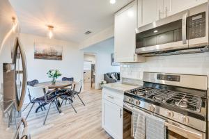 Kuchyň nebo kuchyňský kout v ubytování 8 Mi to Downtown San Diego Chic Home with Patio