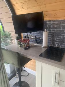 Kuchyň nebo kuchyňský kout v ubytování Seaview Glamping Cabin Inishowen