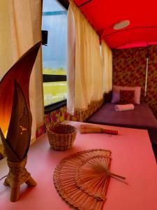 una camera con tavolo in tenda di Arteco Camp a Baía Formosa